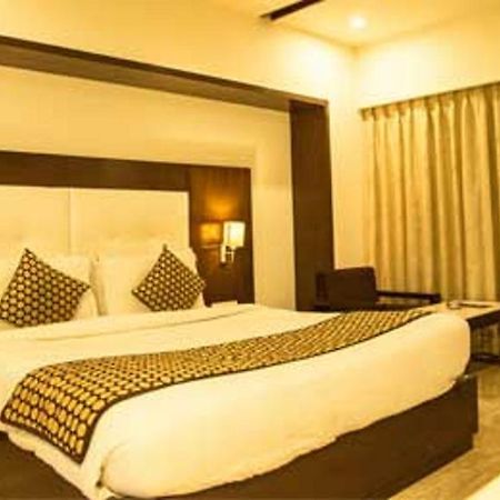 Grand Thakar Hotell Rajkot Exteriör bild