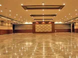 Grand Thakar Hotell Rajkot Exteriör bild
